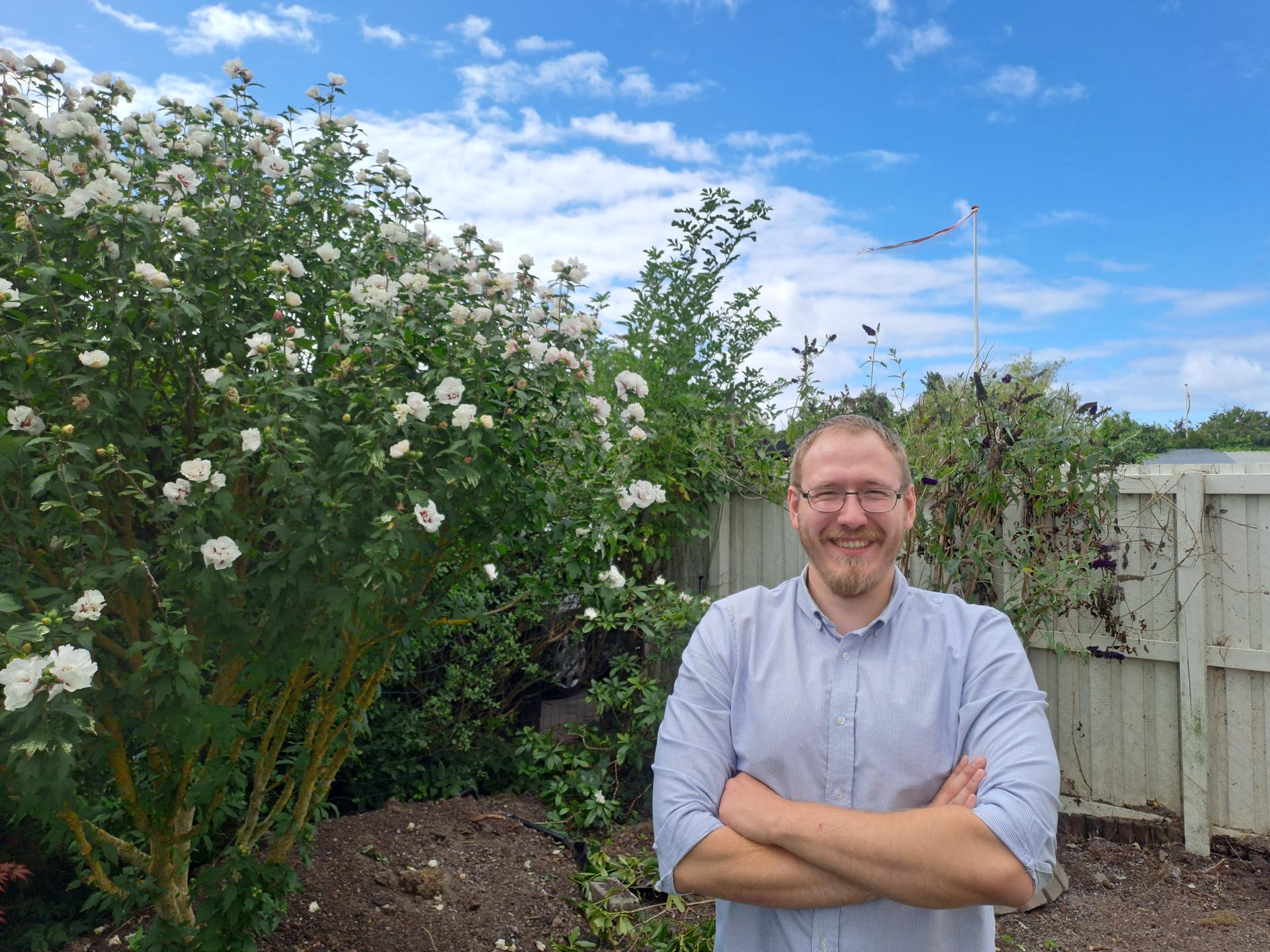 Mikkel Runason, ph.d.-studerende i sin have